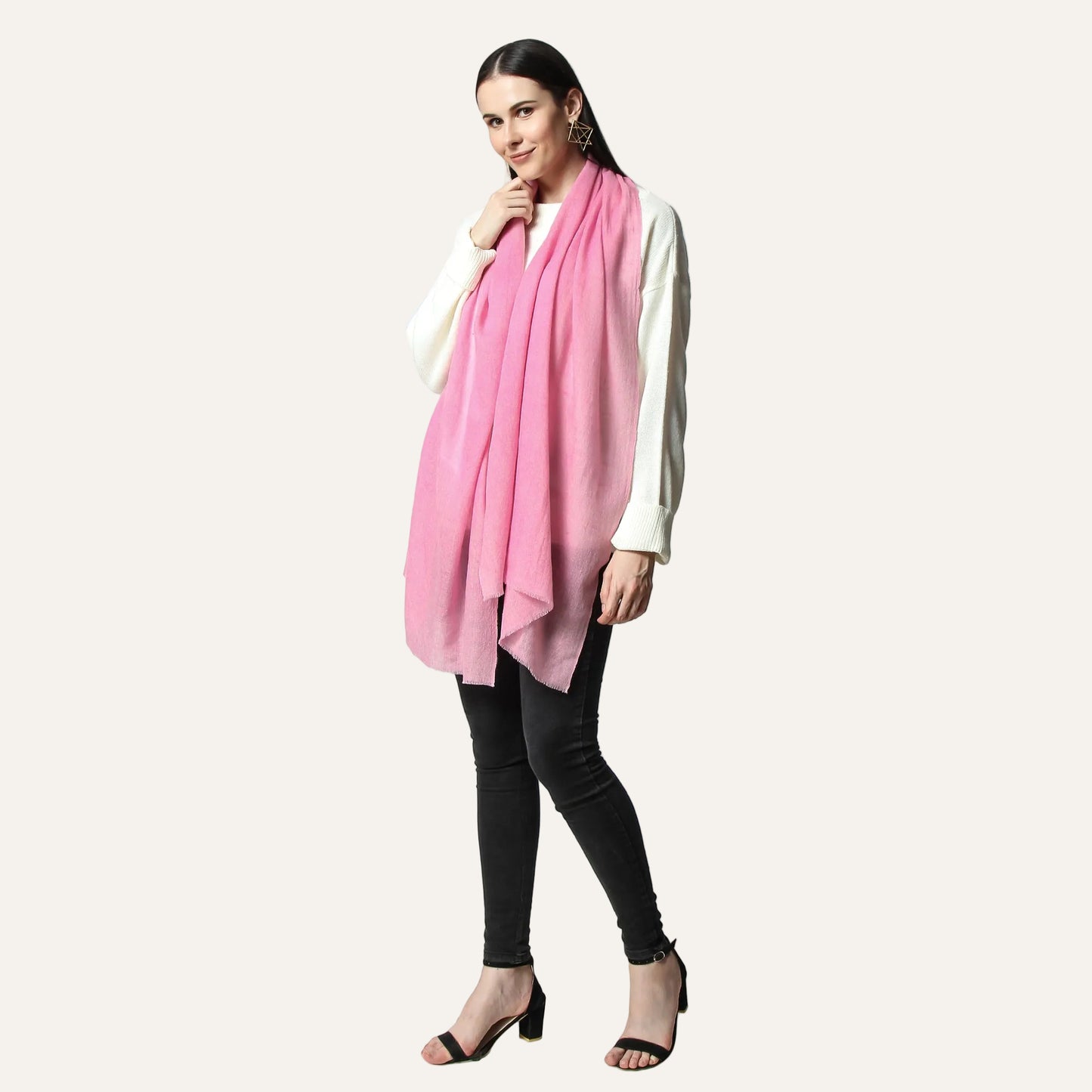 Cashmere scarf pink worn by a woman