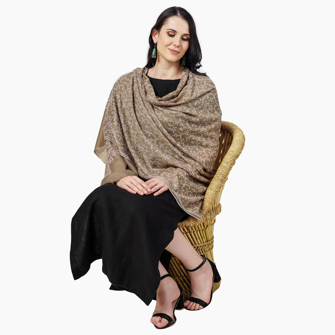 A model wearing toosh color pashmina shawl with white sozni embroidery