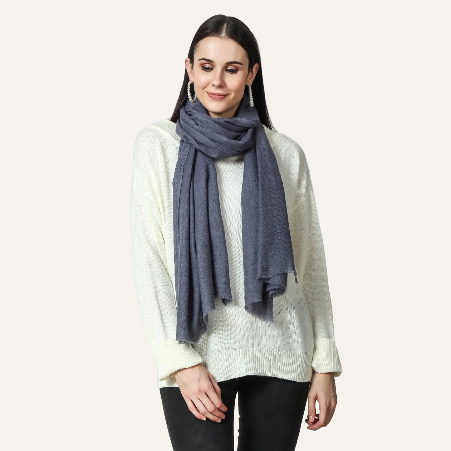 Woman wearing a gray cashmere Scarf