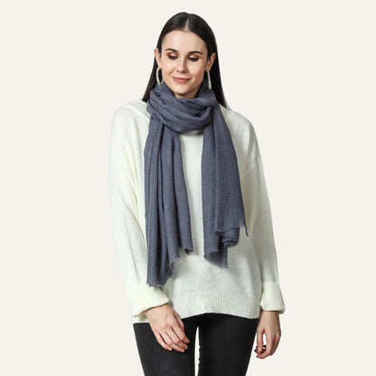 Woman wearing a gray cashmere Scarf
