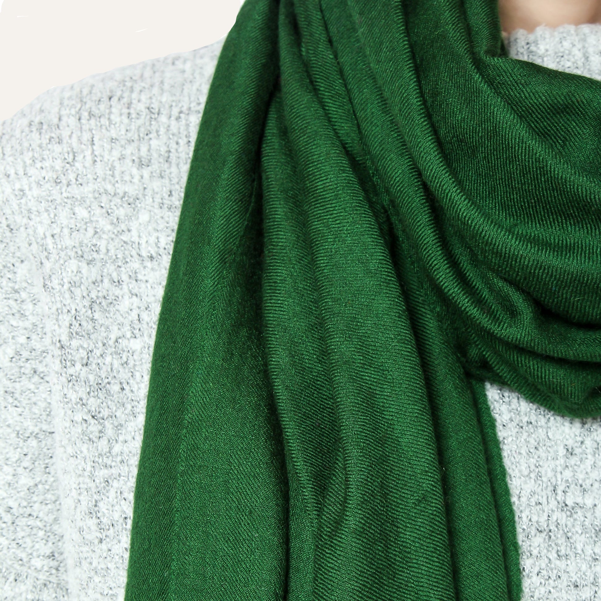 Closeup Picture of Cashmere scarf in Green color