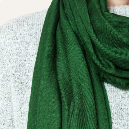 Closeup Picture of Cashmere scarf in Green color