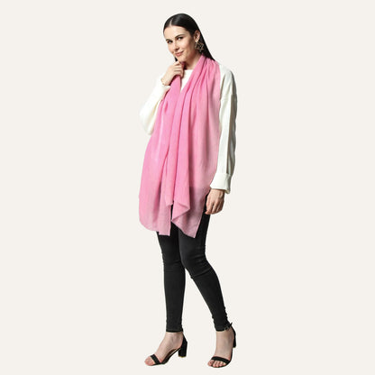 Cashmere scarf pink worn by a woman